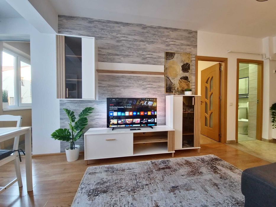 Garsonieră cu mobilă nouă, la etajul 1 din 3, în zonă de case