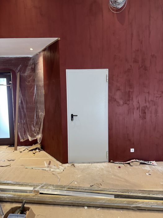 Монтаж на входни и интериорни врати.