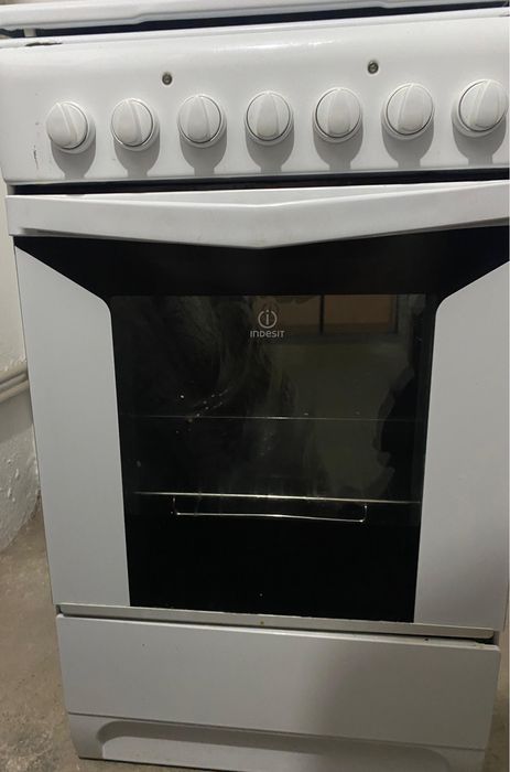 Продам Эл. Плиту Indesit