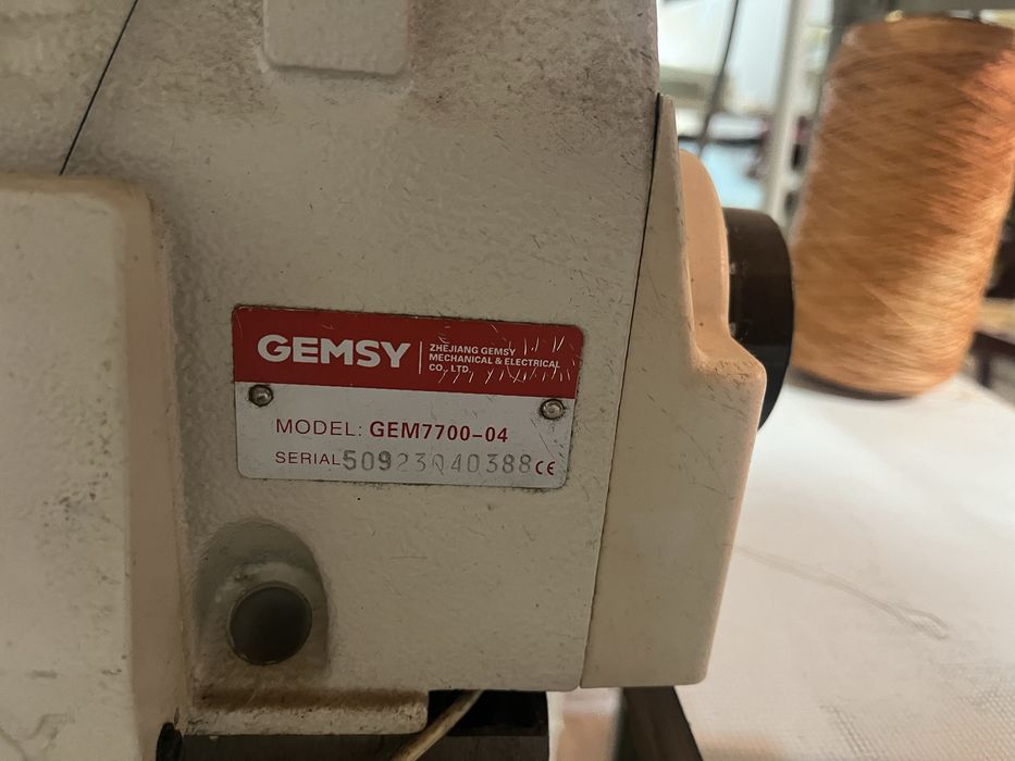 Оверлок швейный .