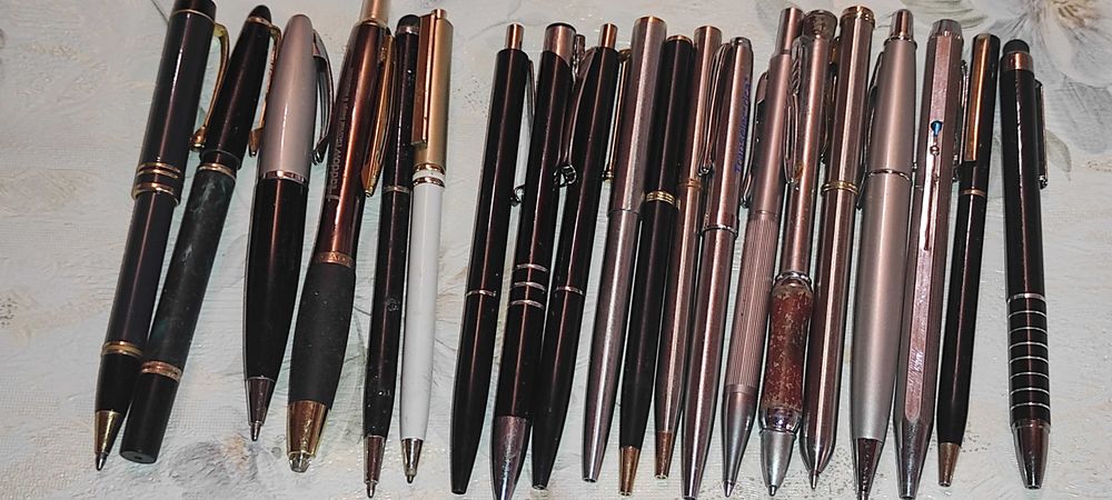 vand 20 pixuri pret 200 ron pt. colectionari