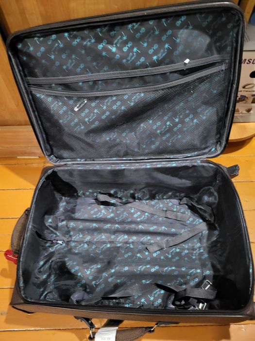 Продам чемодан Б/У