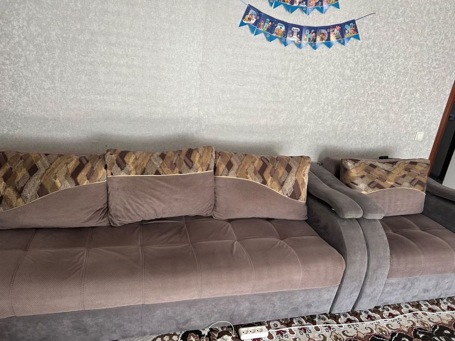 Продам уголок  есть торг.