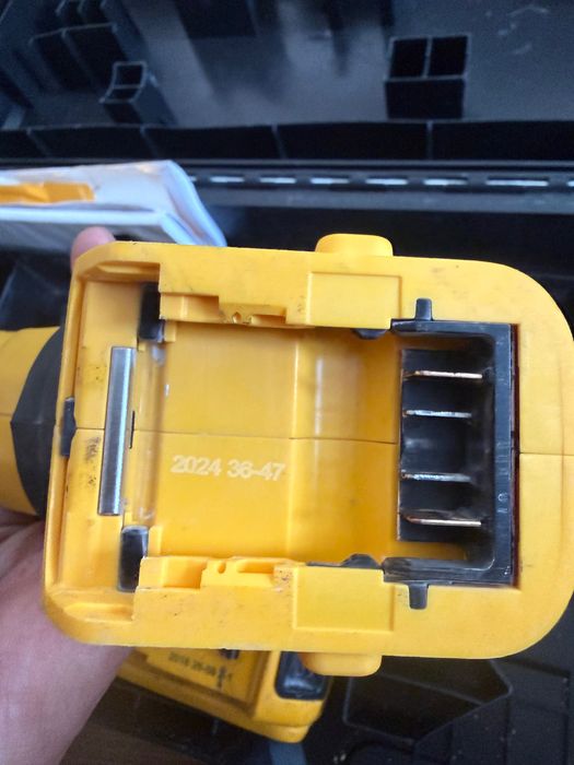 Перфоратор DeWALT DCH263