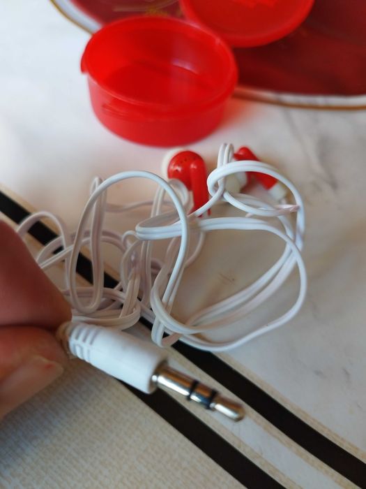 Casti pentru urechi, alb cu rosu. Nou fara eticheta! Pt. Telefon!