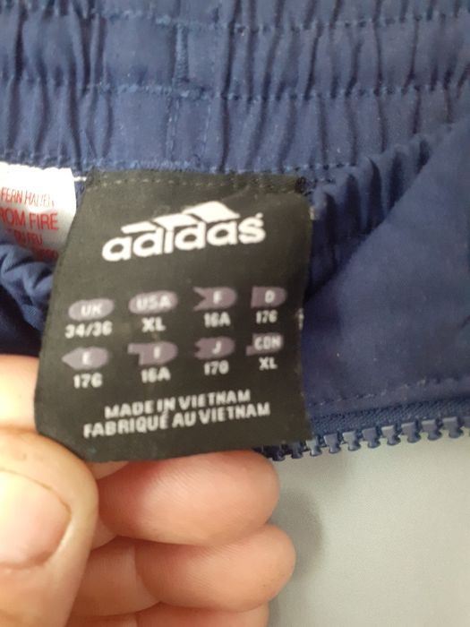 Vând trening adidas original în stre ca nou doar probat mărimea xl se