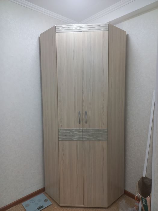 Угловой шкаф с вешалкой в прихожую