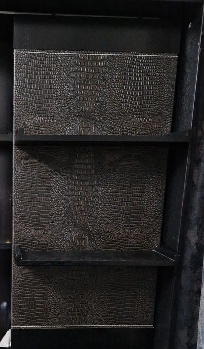 Продам шкаф со столом и стулом