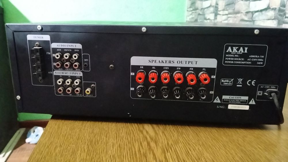 Vând sau schimb statia Akai+ bassul alui original