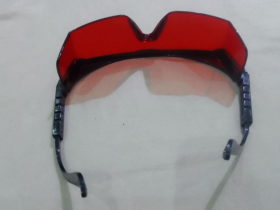 Очки лазер учун кизил рангли