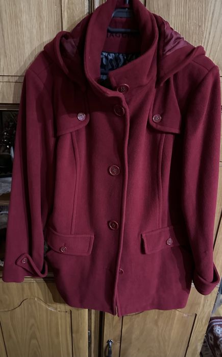 Palton rosu burgund scurt in stare impecabila