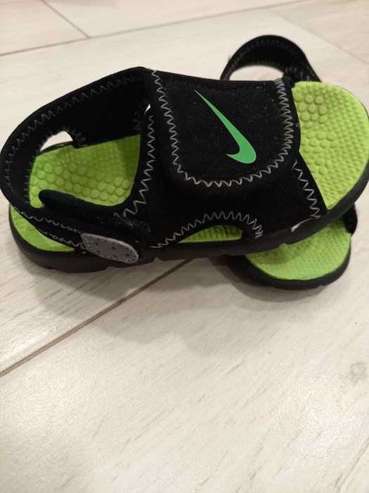 маратонки и сандали