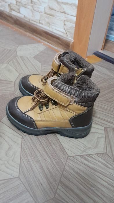 Обувь  детская  цена 10 000 за все.