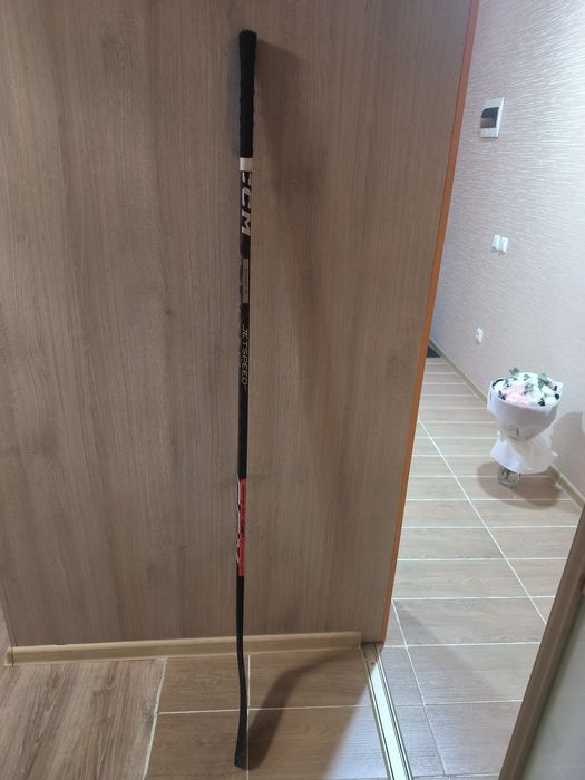 Продам хоккейную клюшку