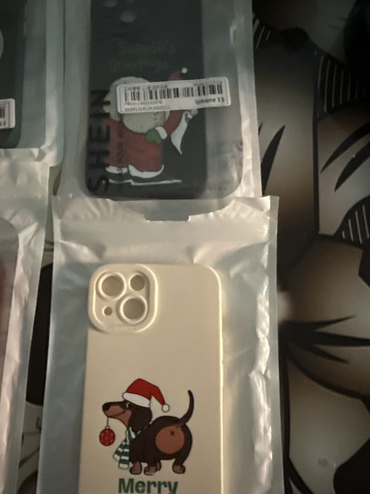 Vand patru huse de iphone 13