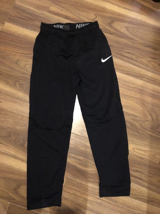 Долнище Nike с връзки става и за S размер