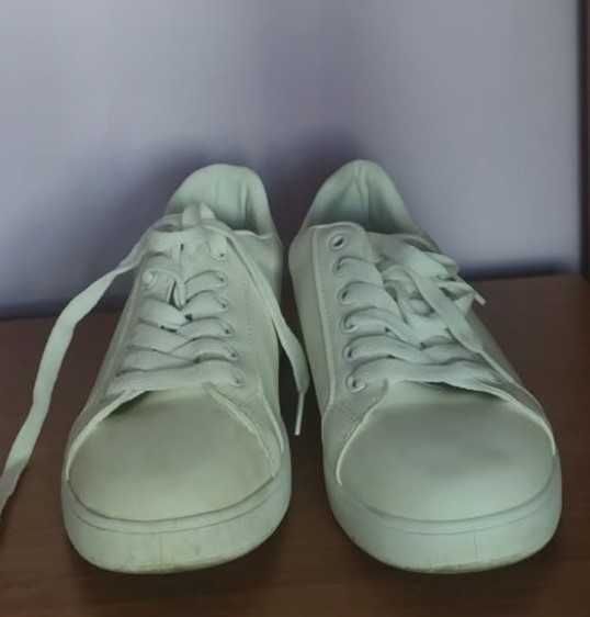 Чисто бели маратонки