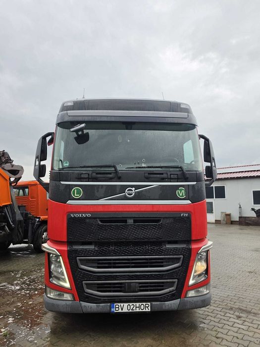 Cap tractor volvo