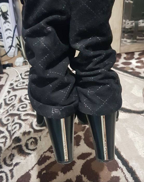 Срочно в новом состояние привозные теплые с мехом внутри читайте ниже