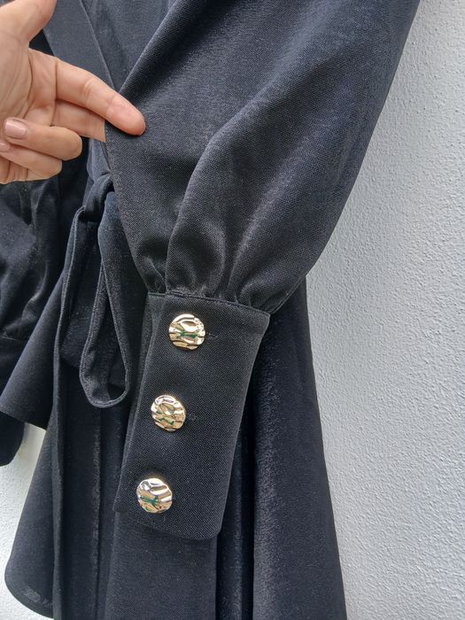 Rochie Neagră Elegantă Petrecută cu Detalii Aurii