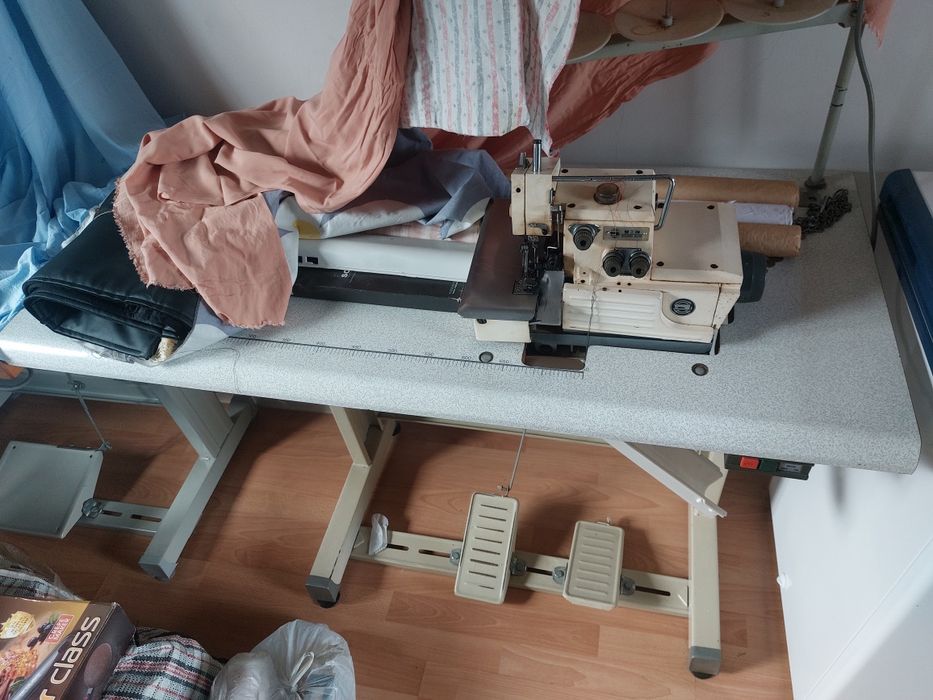 Оверлок машина продам