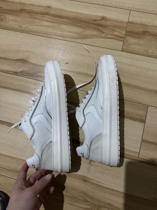 Белые женские кроссовки