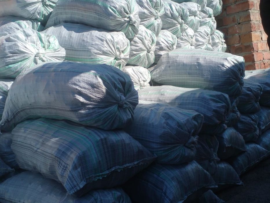 Уголь и Дрова в мешках . Доставка есть .