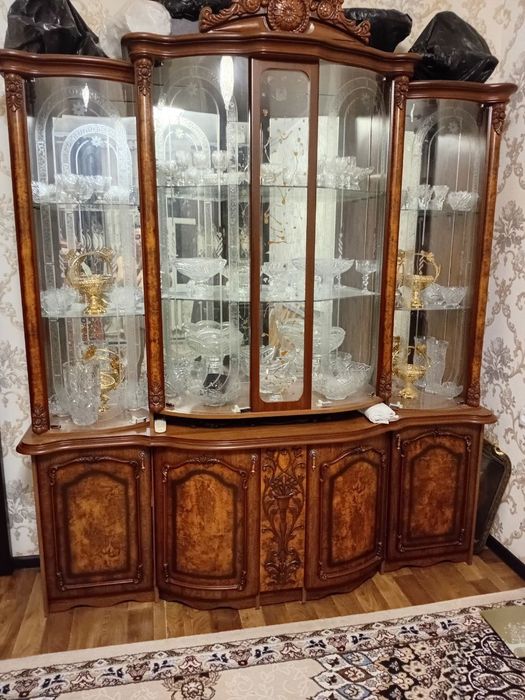 Сервант сатылады.