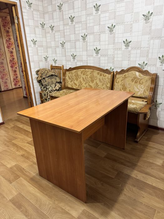 Кухонный стол и угловой диван