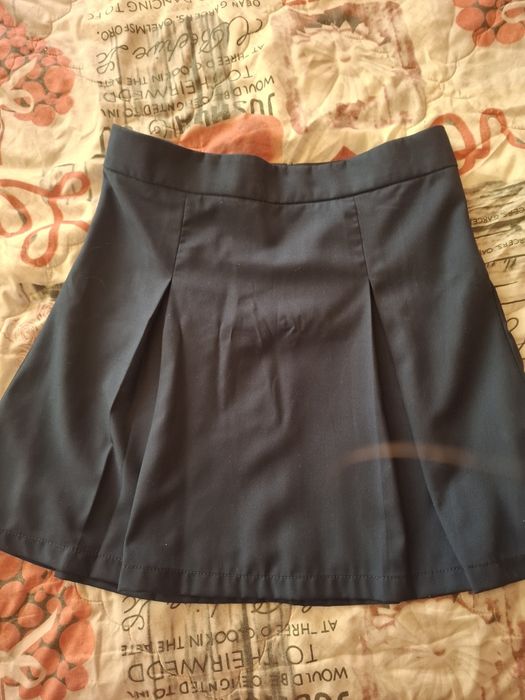 Риза, пола с плисета и връзка