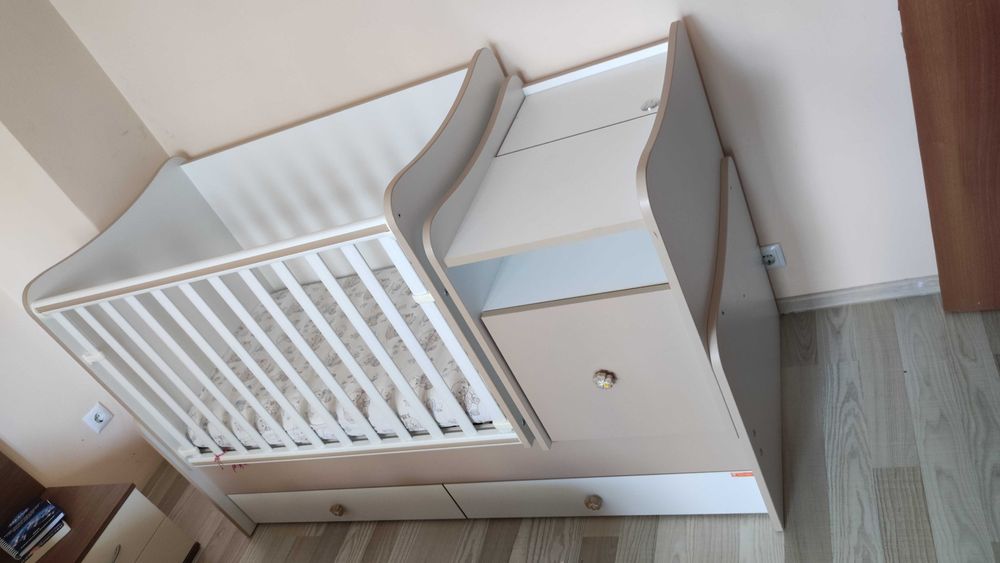 Детска кошара със люлеещ механизъм