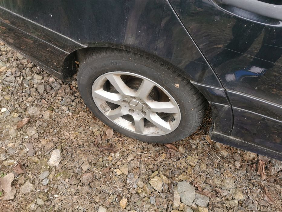 Vând 4 roti complete de Mercedes cu cauciucuri iarna 205 55 16