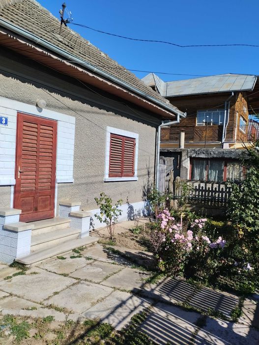 Vând casă din cărămidă, cu 4 camere, baie și bucătărie.