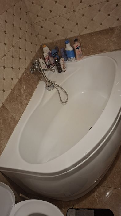 Cada  pe colt pentru baie