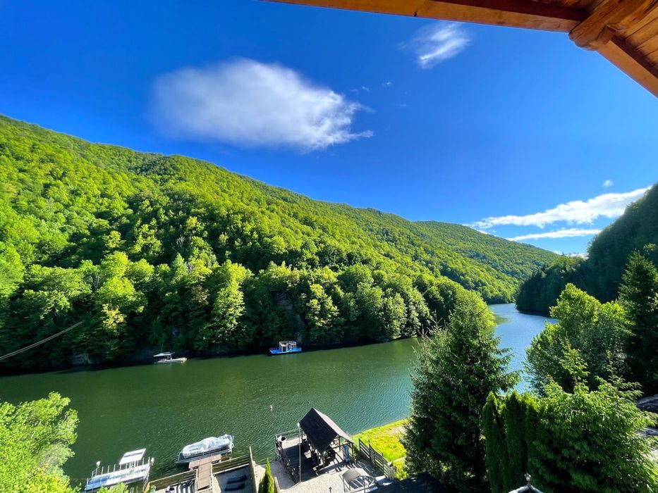 Inchiriez Cabana  la munte pe malul lacului tarnita pentru petreceri