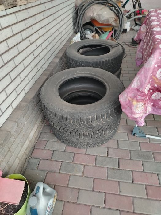 Продам резину на ленд круйзер прадо