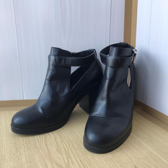 Продам женские ботинки