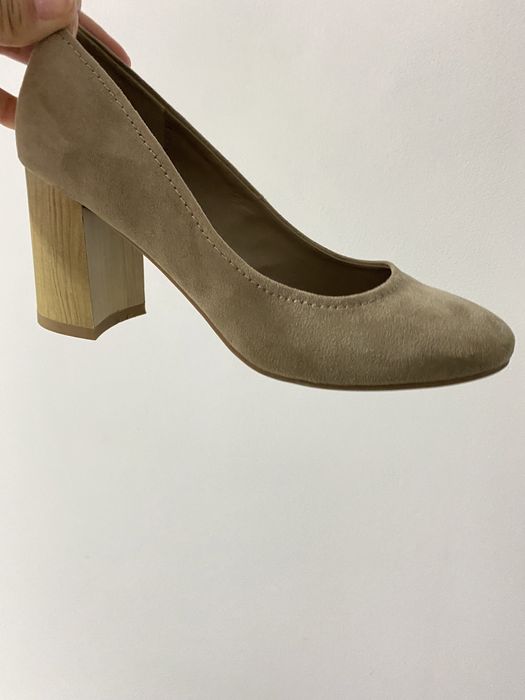 Vând pantofi bej cu toc