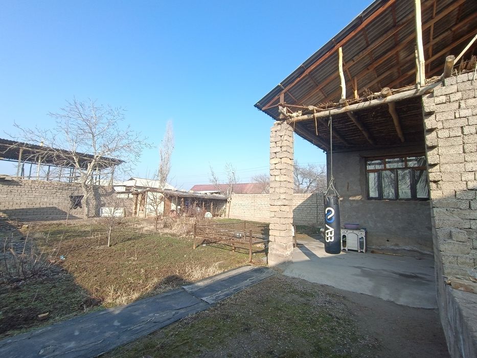 Srochna hovli uy sotiladi uzumbogda 6 sotix