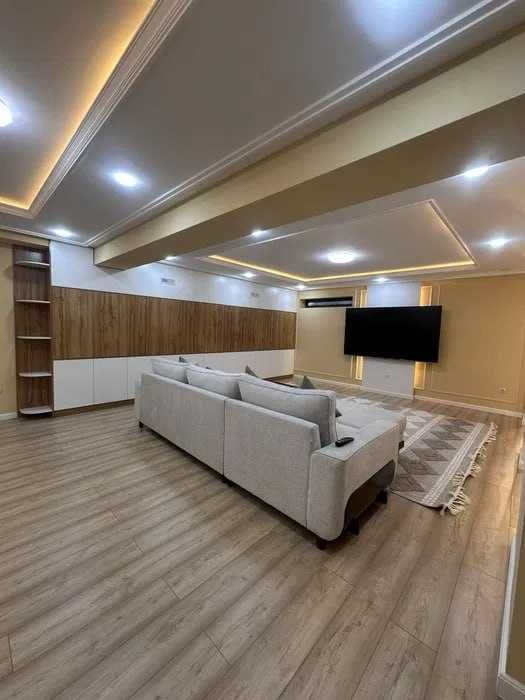 R3 Сдаётся 5х-комнатная квартира на Мирабаде ор-р Гостиница Россия!