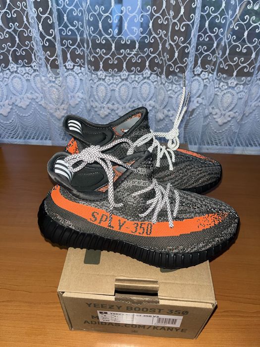 yezzy 350 V2 beluga