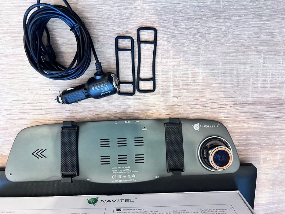 Camera Auto DVR Navitel MR250, fixare pe oglinda retrovizoare