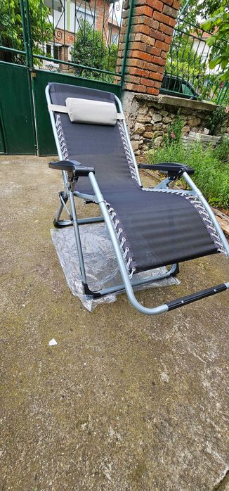 Сгъваем шезлонг с възглавница и поставка за напитки, алуминиев сив