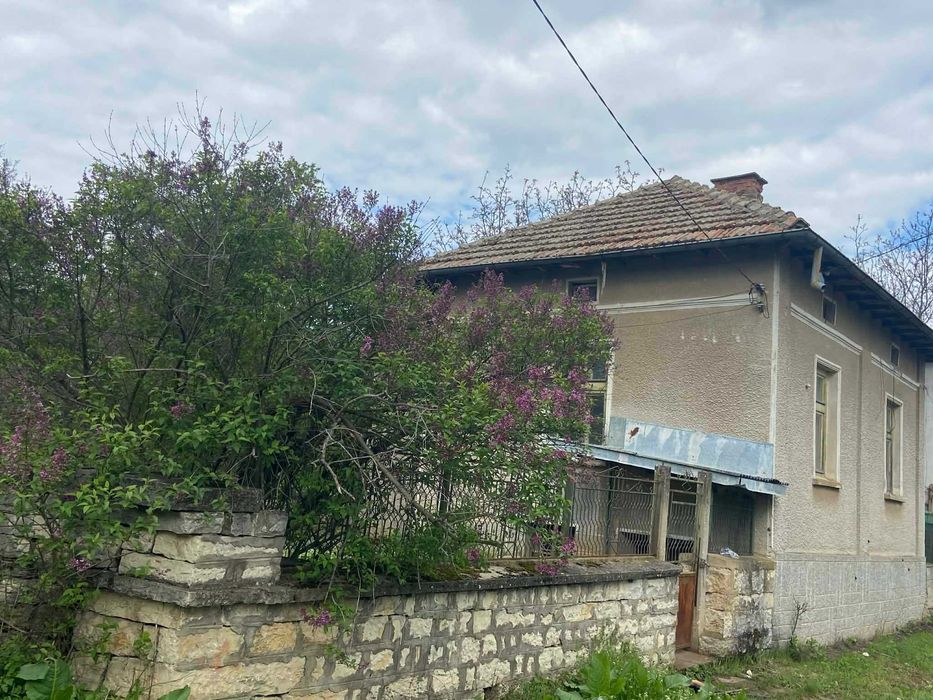 ПРОДАВАМ ДВЕ КЪЩИ В ОБЩ ДВОР,  С. КАМЕНО ПОЛЕ