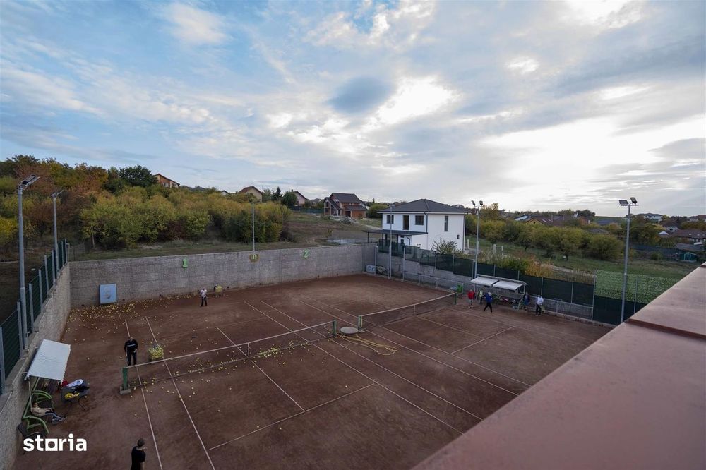 Baza de tenis si constructie moderna