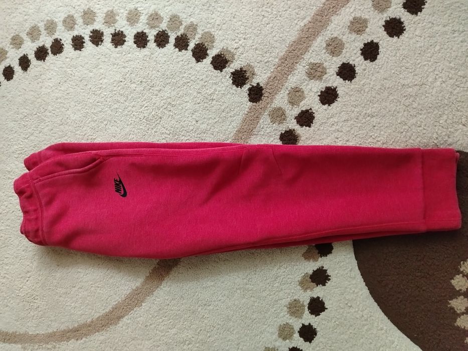 .. Vand o pereche de pantaloni de Nike Tech rosu, marimea 146 158
