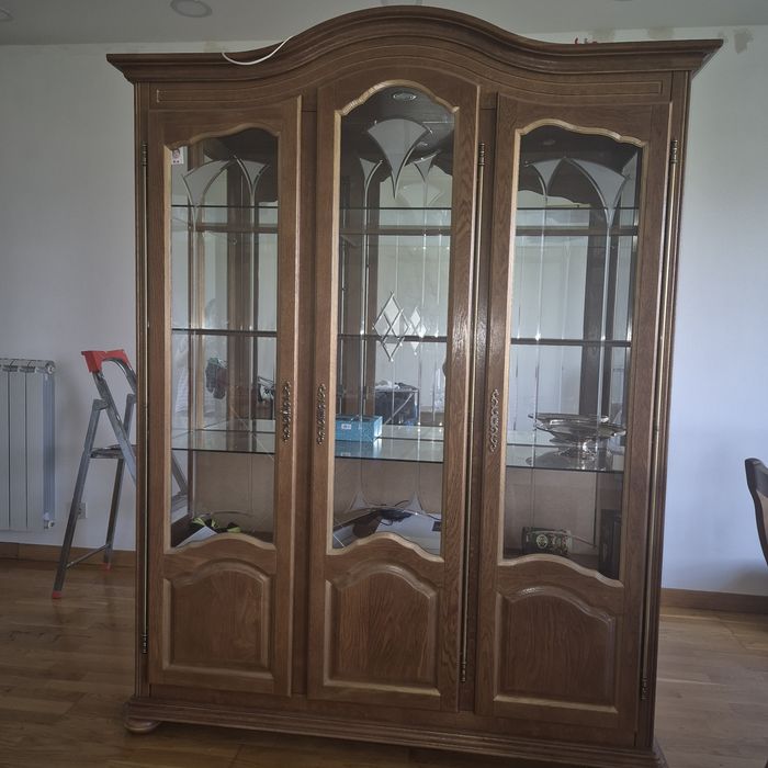 Продам витрину сервант