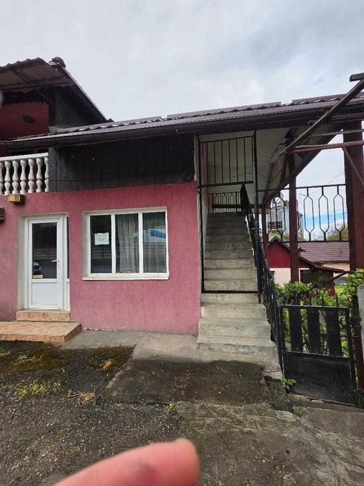 Casa constructie rezidentiala si / sau comerciala cu 2 nivele si pivnita, incluzand teren gradina, la sosea, localizata central in Cuzdrioara, Dej, CJ