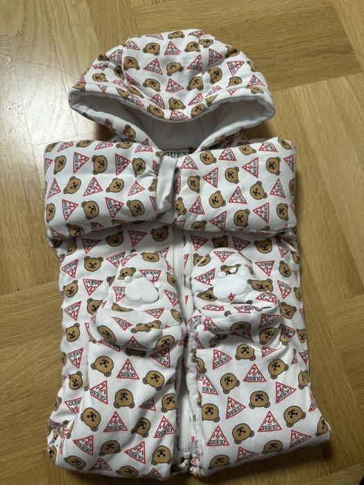 Бебешки трикотажен космонавт на мечета Guess. Размер 6/9м.