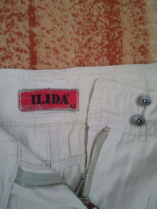 Къса пола в бежаво